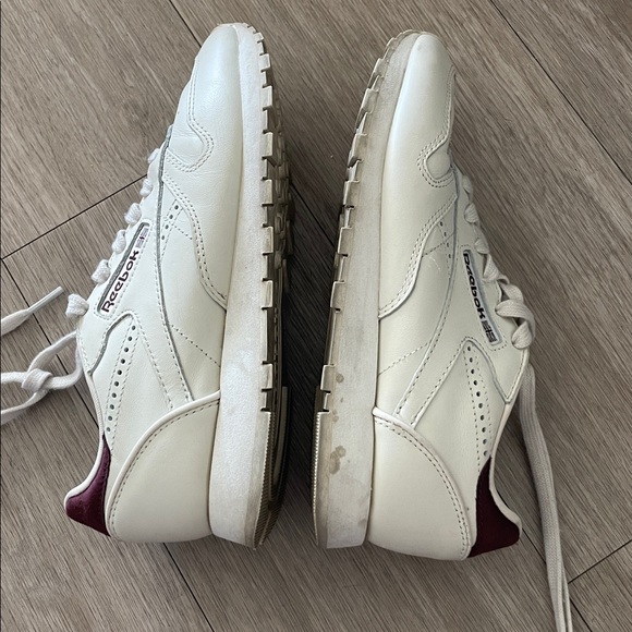 Reebok women’s class is leather sneaker in alabaster/maroon/chalk size 6 - Picture 8 of 8